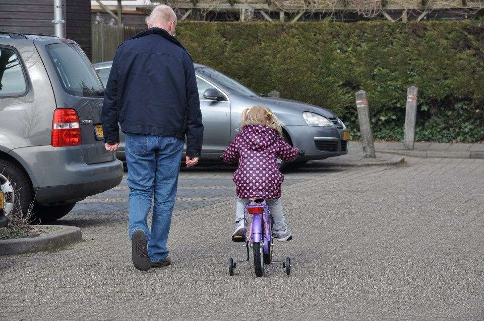 kind leren fietsen met opa