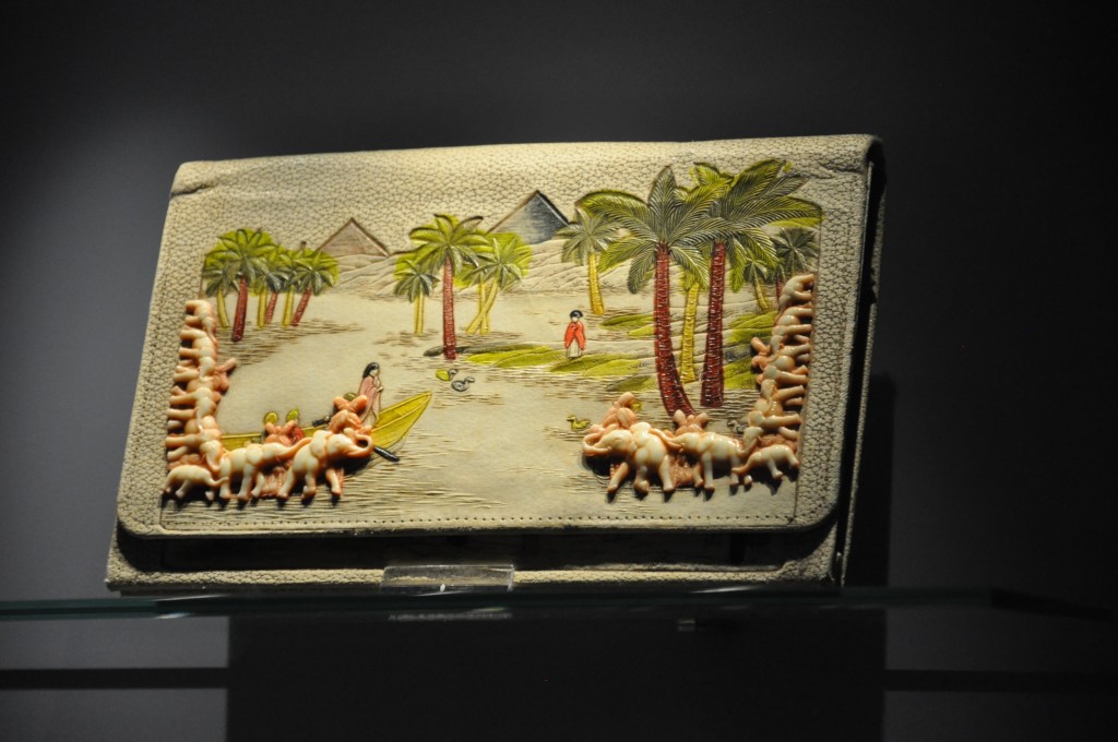 Prachtige tas met ivoor, tentoongesteld in het Tassenmuseum.