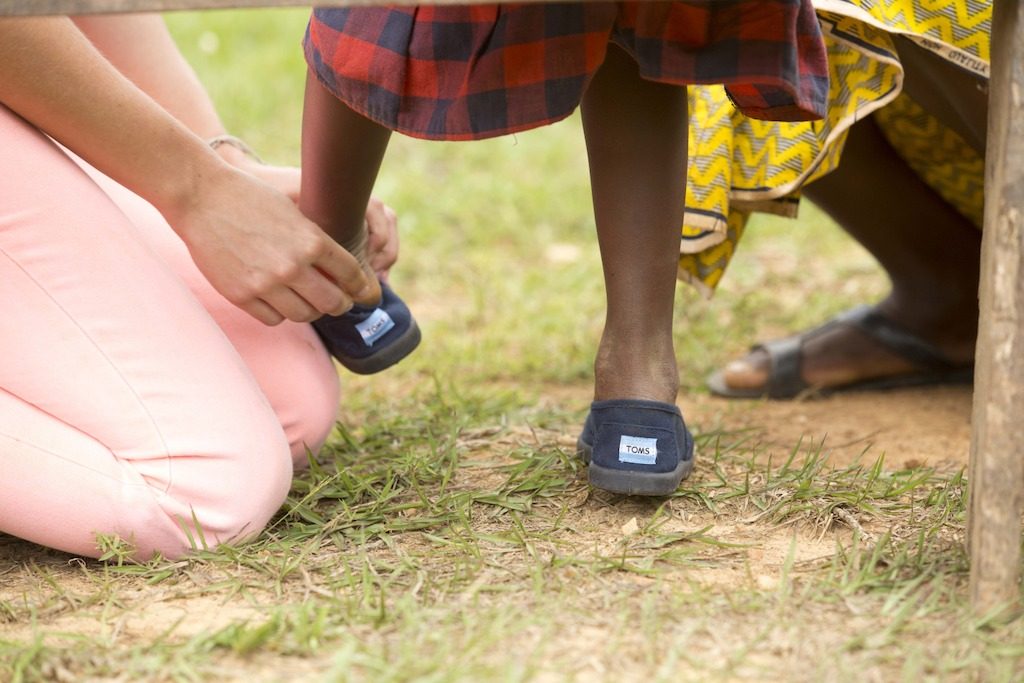 Schoenen die het merk heeft uitgedeeld in Rwanda.
