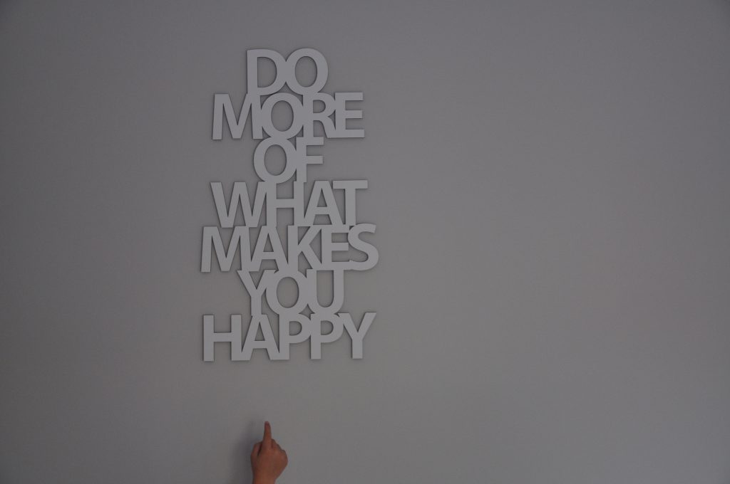 "Do more of what makes you happy" hangt naast mijn bed.