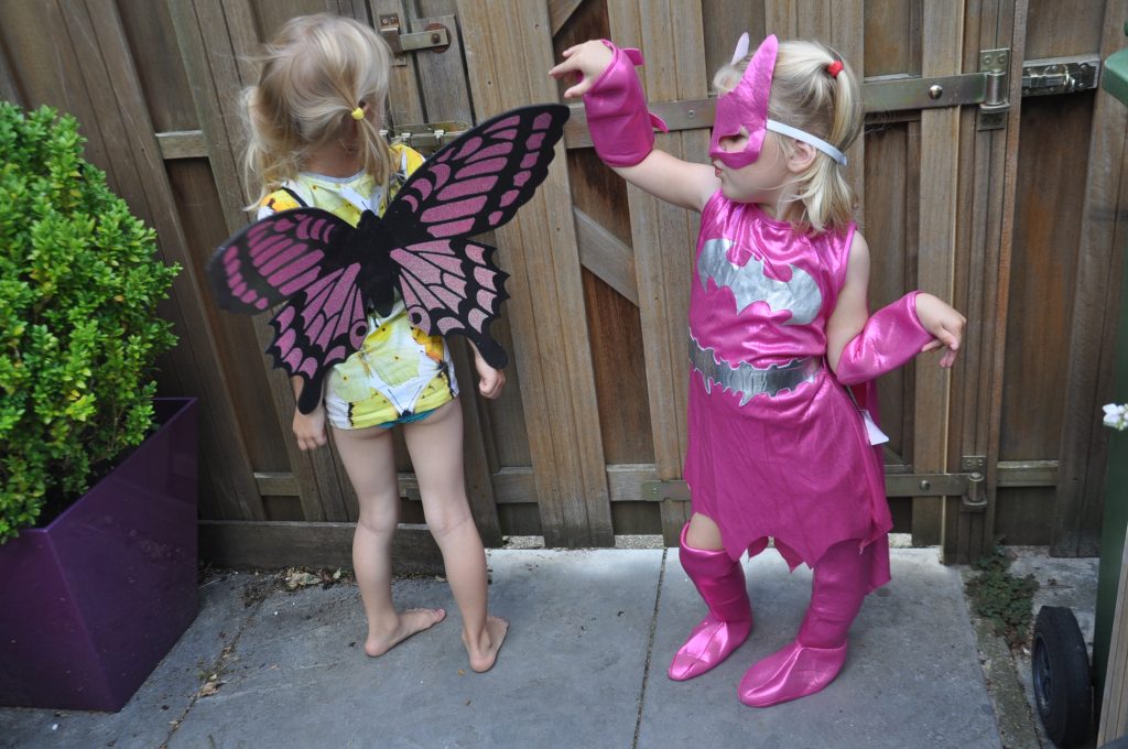 Batgirl maakt coole moves en vlindertje staat er lief bij.