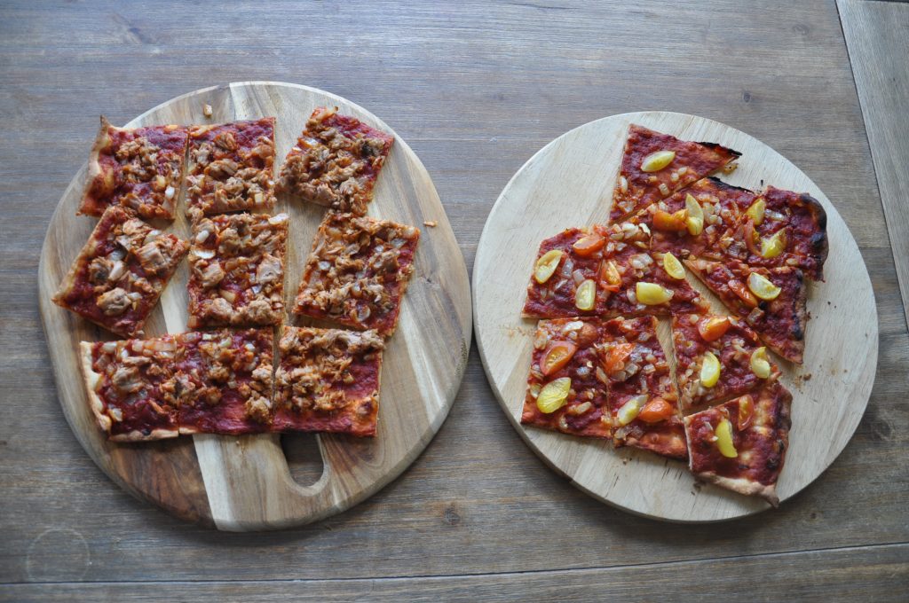 Zondagmiddagsnack: Flammkuchen pizza's. Een met tonijn en een met salami.