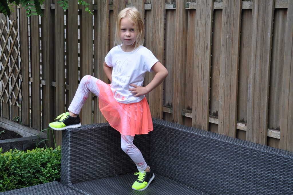 Mijn dochter combineert haar Naturino sneakers met een fluor outfit uit de zomercollectie van NoNo.