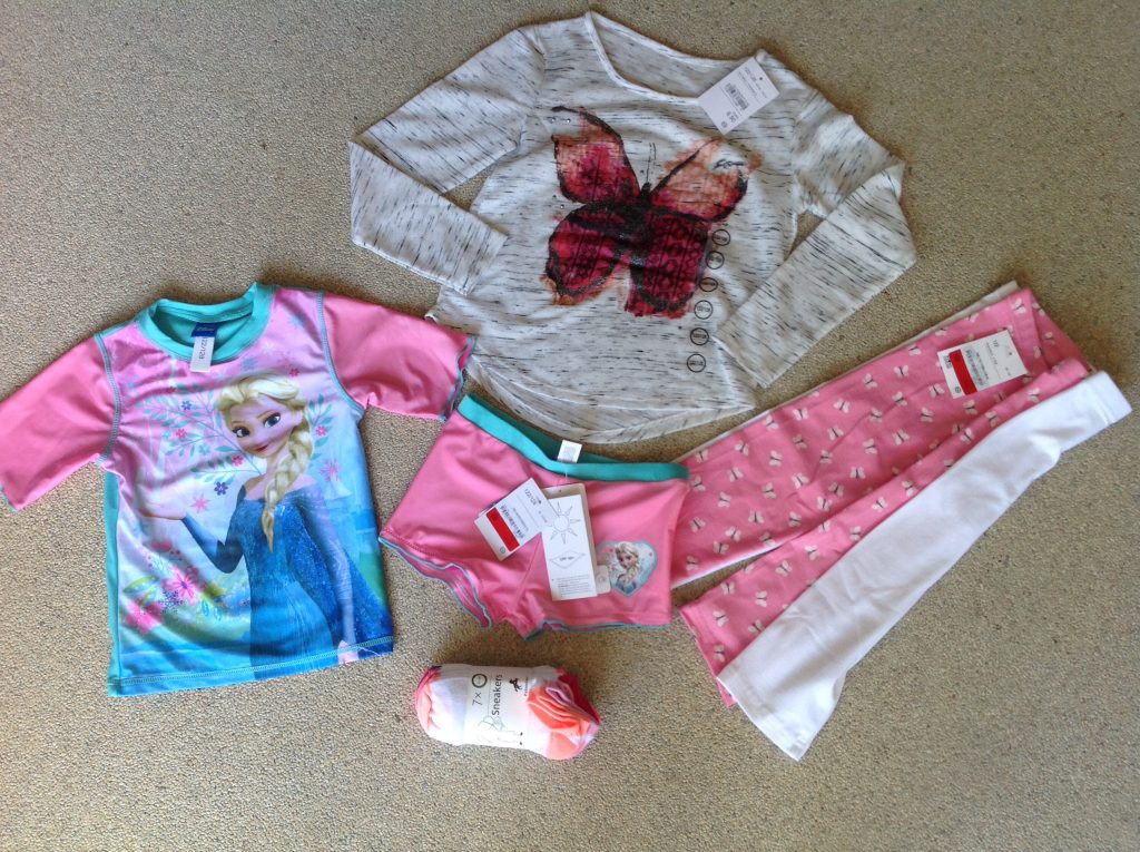Een UV-shirt met zwembroek, een set van 2 driekwartleggings (1 met vlinders en 1 effen wit), enkelsokjes en uit de nieuwe collectie een leuk vlindershirt.