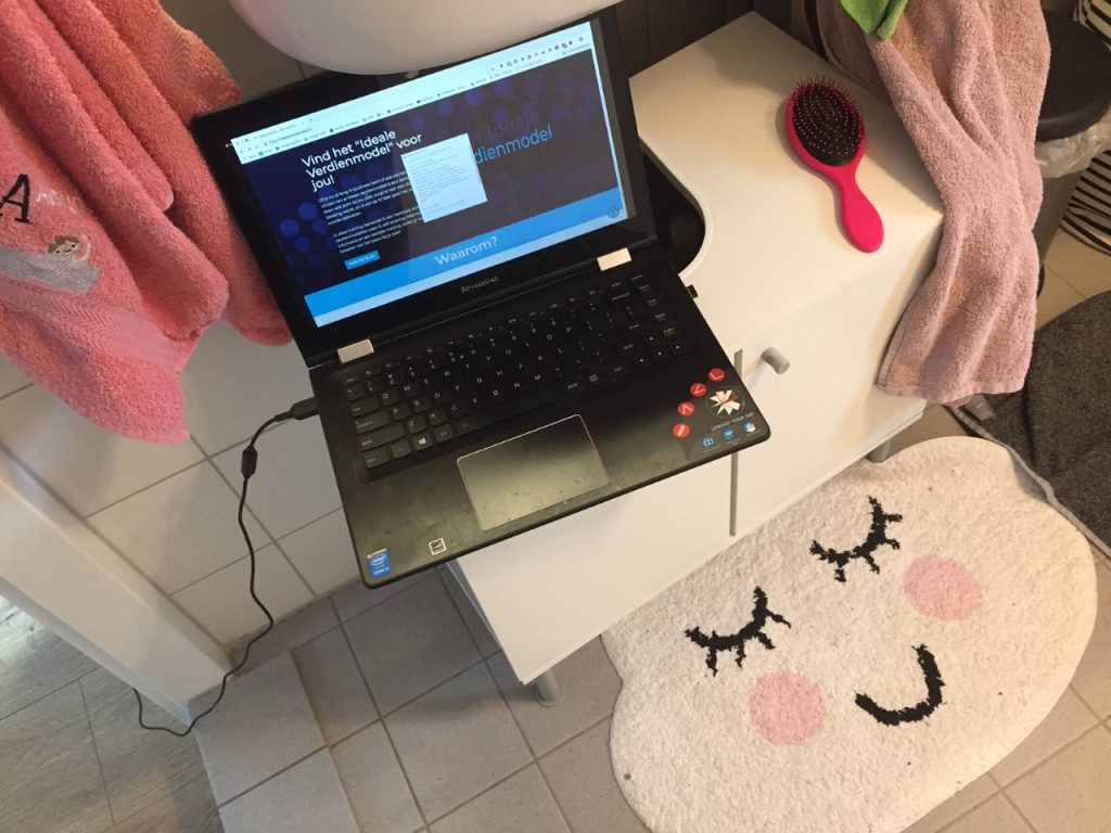 laptop in de badkamer