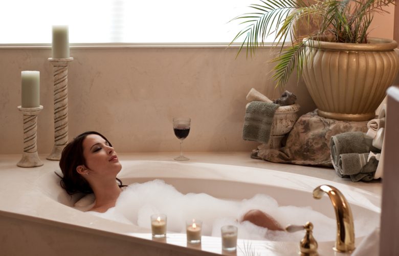 vrouw in bad relaxen