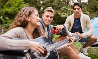 gitaar spelen camping tiener