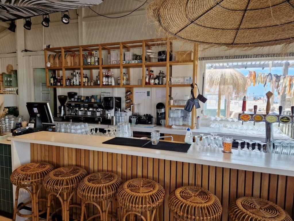 Bar van Moments Beach